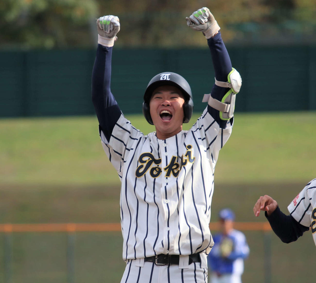 東海大北海道対東農大北海道　延長14回表東海大北海道2死一、二塁、勝ち越しの適時打を放ち、塁上でガッツポーズする浦田（撮影・山崎純一）