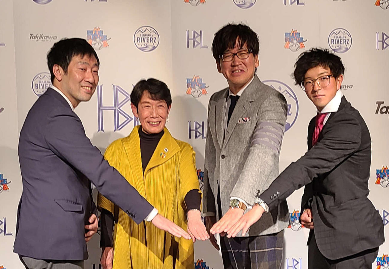 左から北海道ベースボールリーグの出合事務局長、富良野ブルーリッジの篠田代表、すながわリバーズの福永代表、滝川球団の高谷代表