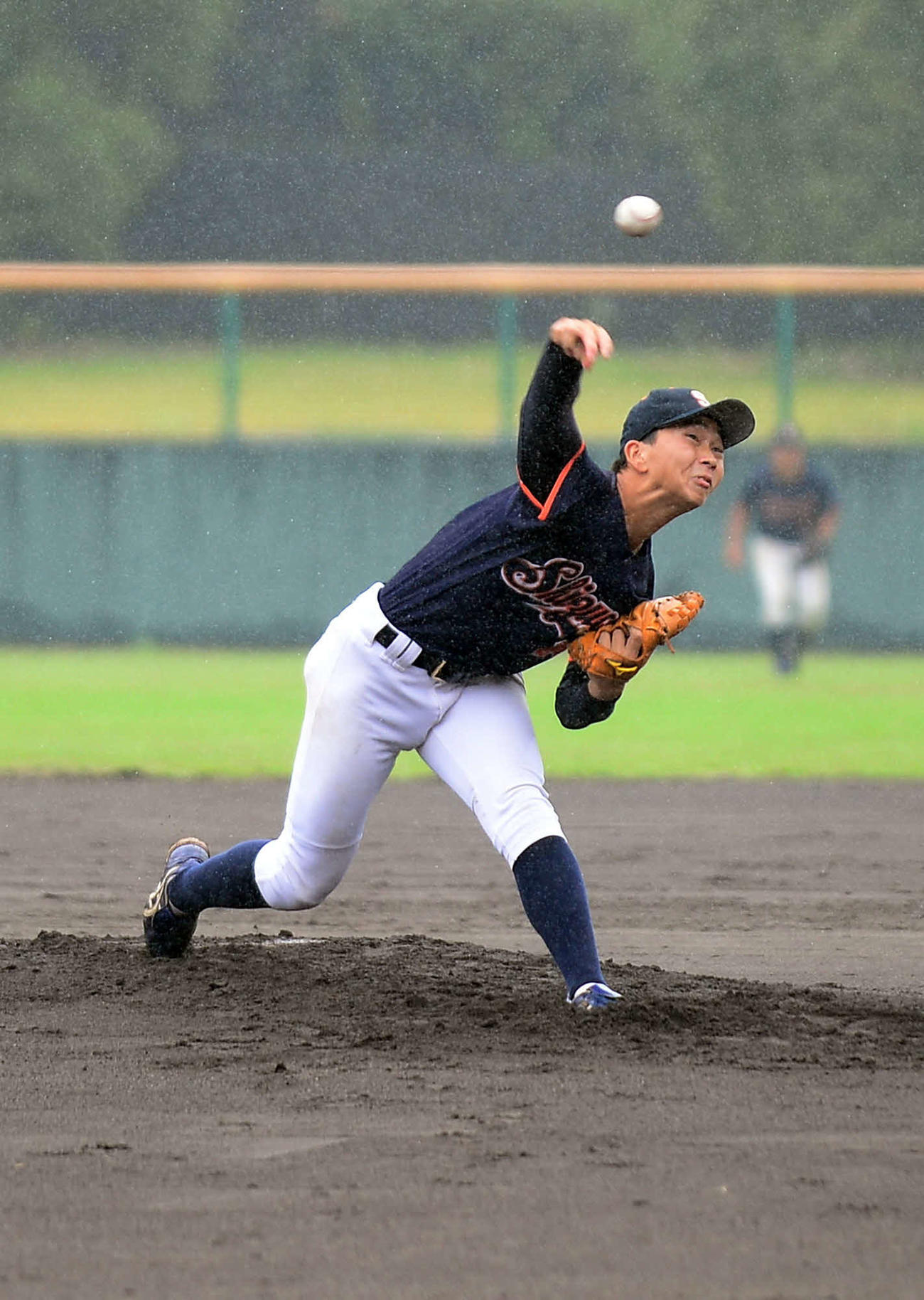 雨の中、力投する静岡大・石田