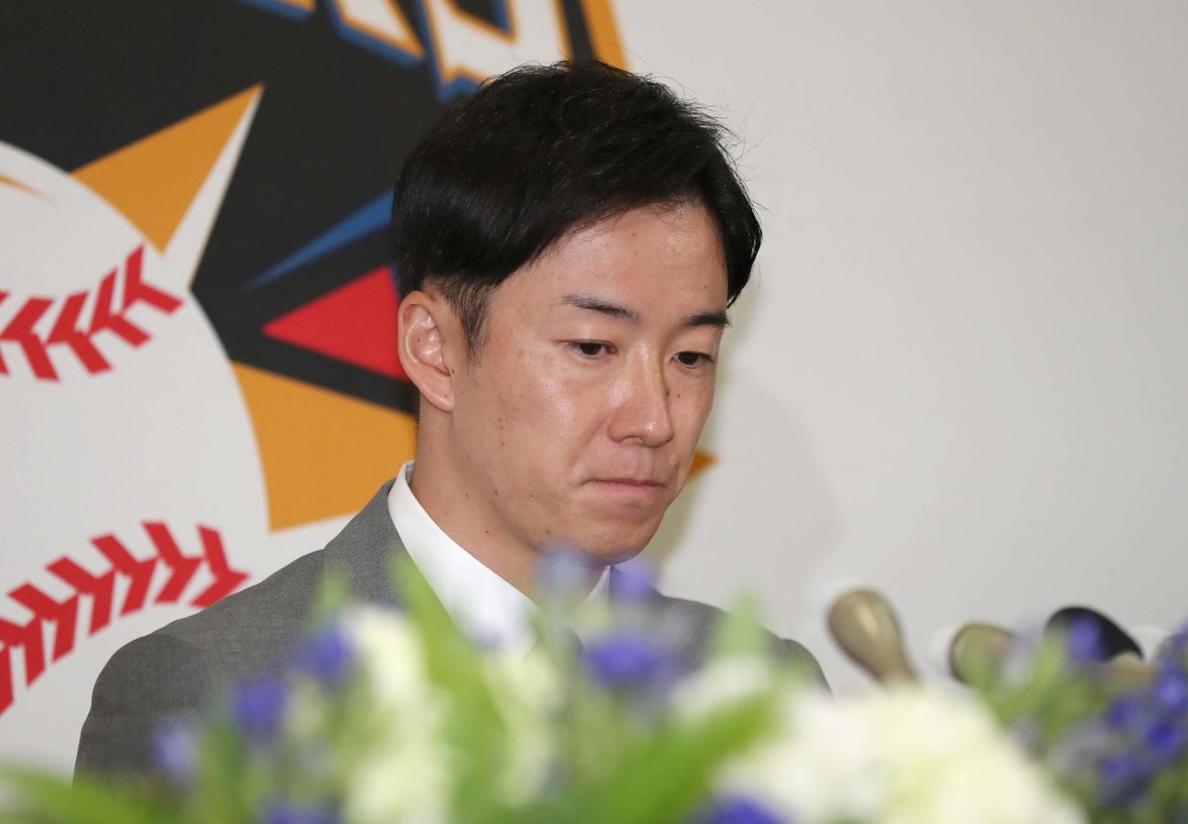 引退会見で神妙な表情の斎藤（撮影・黒川智章）
