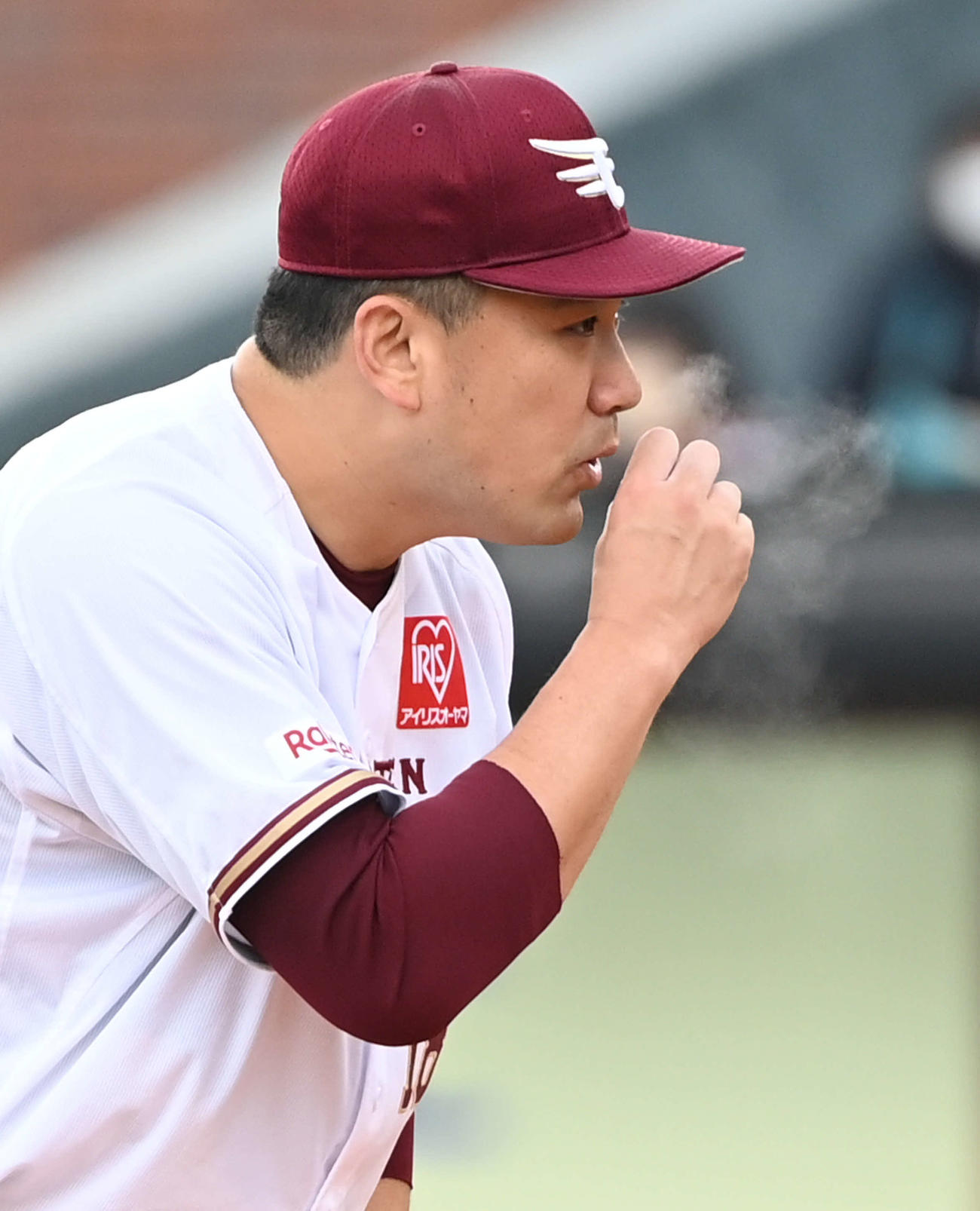 楽天対西武　指先に息を吹き掛ける楽天田中将（撮影・山崎安昭）