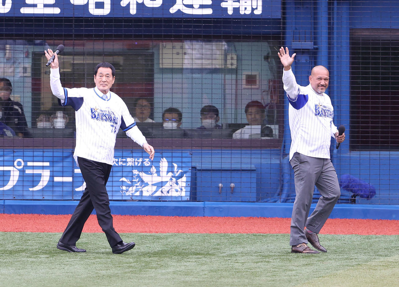 DeNA対ヤクルト　試合前セレモニーに参加したDeNA元監督の中畑氏（左）とラミレス氏（撮影・河野匠）