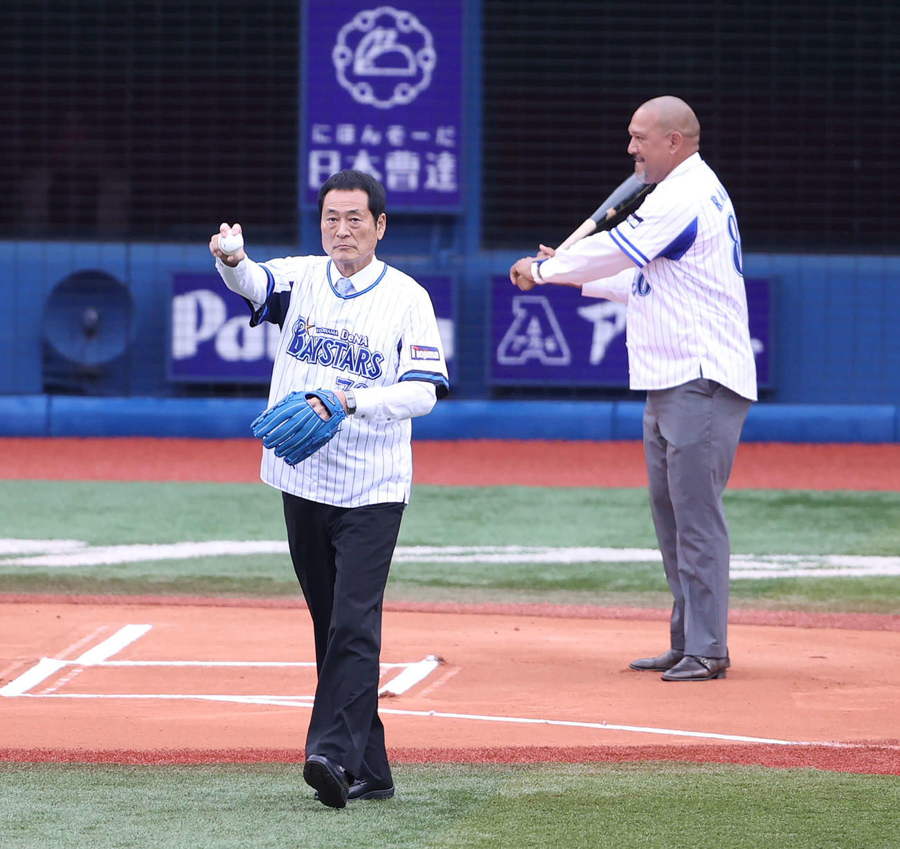 DeNA対ヤクルト　試合前、セレモニアルピッチでマウンドに向かう中畑氏（手前）。後方は打者を務めるラミレス氏（撮影・河野匠）