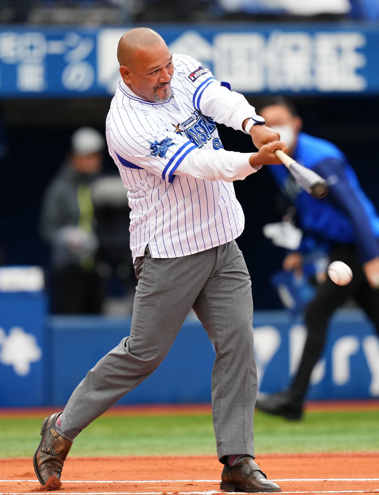 DeNA対ヤクルト　始球式で打者を務めたラミレス氏（撮影・横山健太）