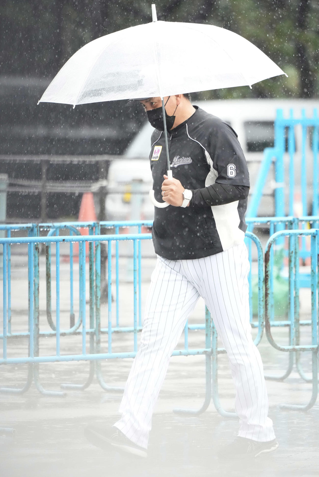 室内練習場から引き揚げるロッテ井口監督（撮影・鈴木みどり）
