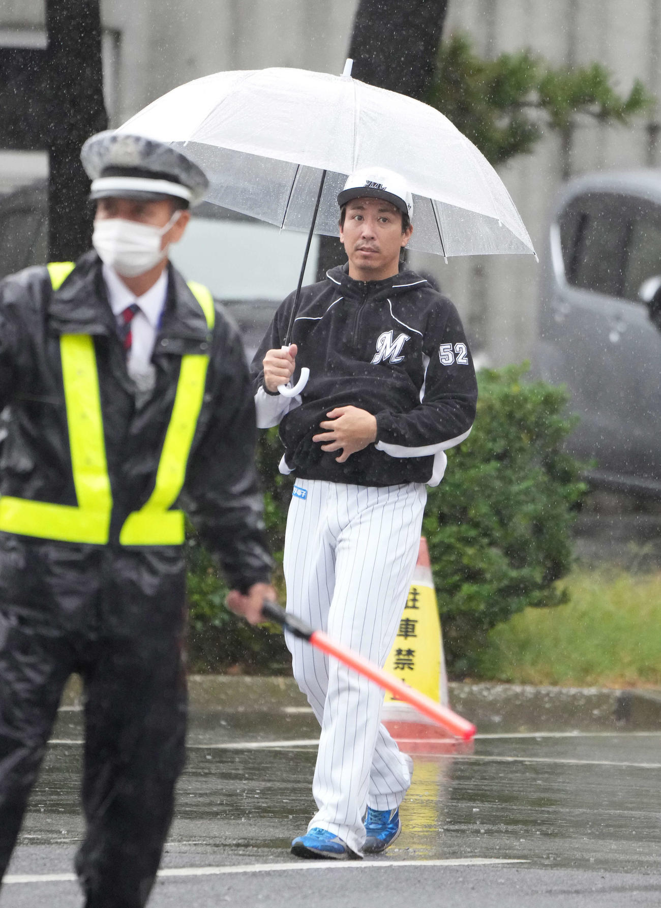 室内練習場から引き揚げるロッテ益田（撮影・鈴木みどり）