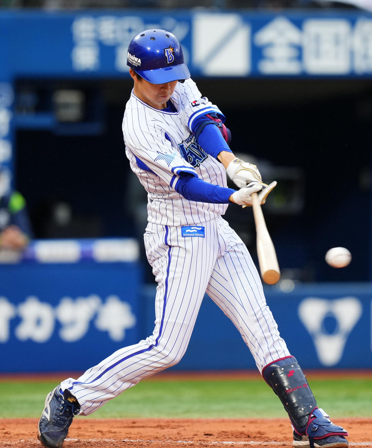 DeNA対ヤクルト　3回裏DeNA1死、プロ初安打となる中前打を放つ京山（撮影・横山健太）