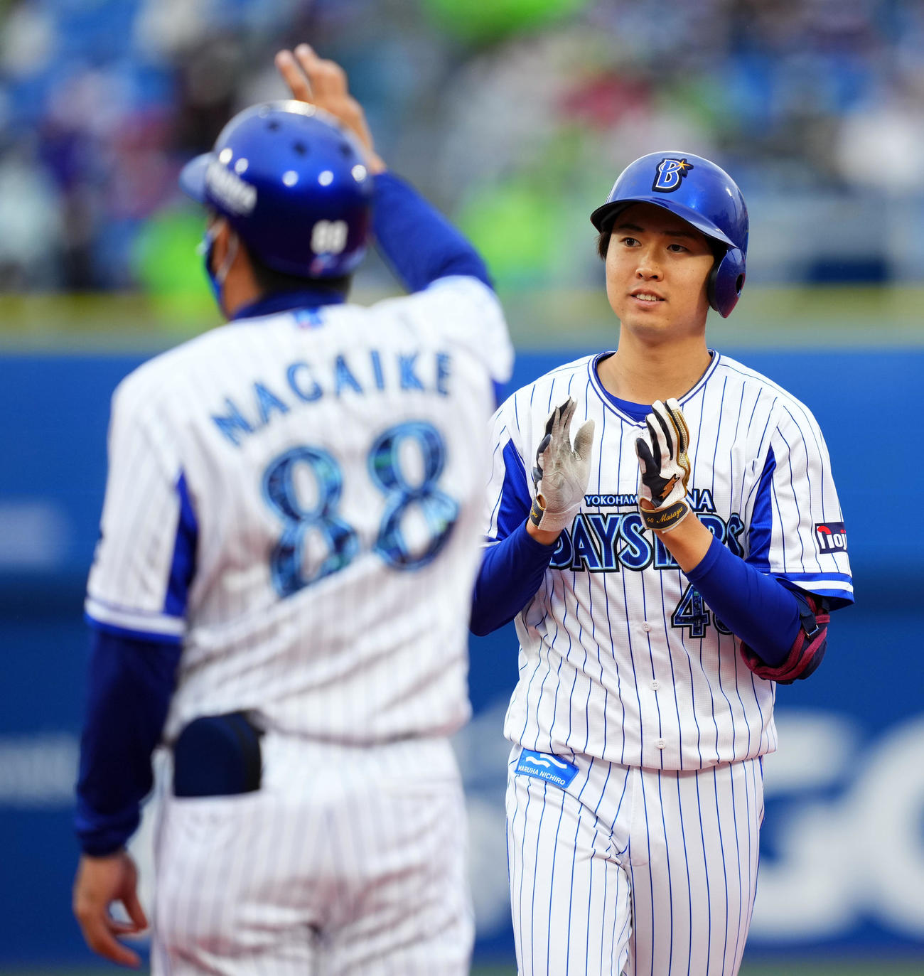 DeNA対ヤクルト　3回裏DeNA1死、プロ初安打となる中前打を放ち笑顔を見せる京山（撮影・横山健太）