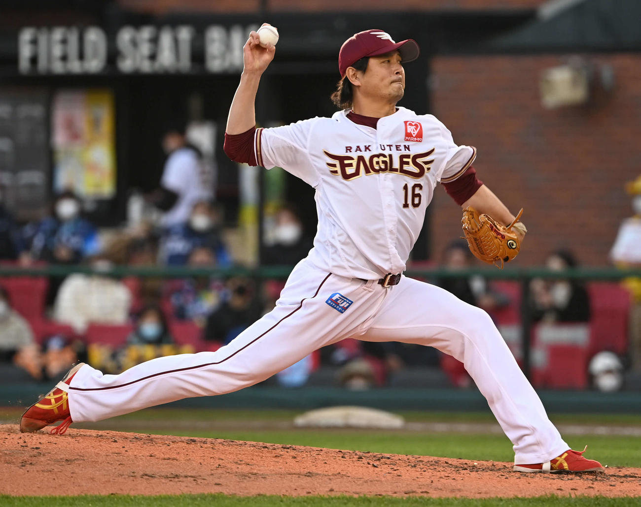 楽天対西武　楽天4番手で登板する涌井（撮影・山崎安昭）