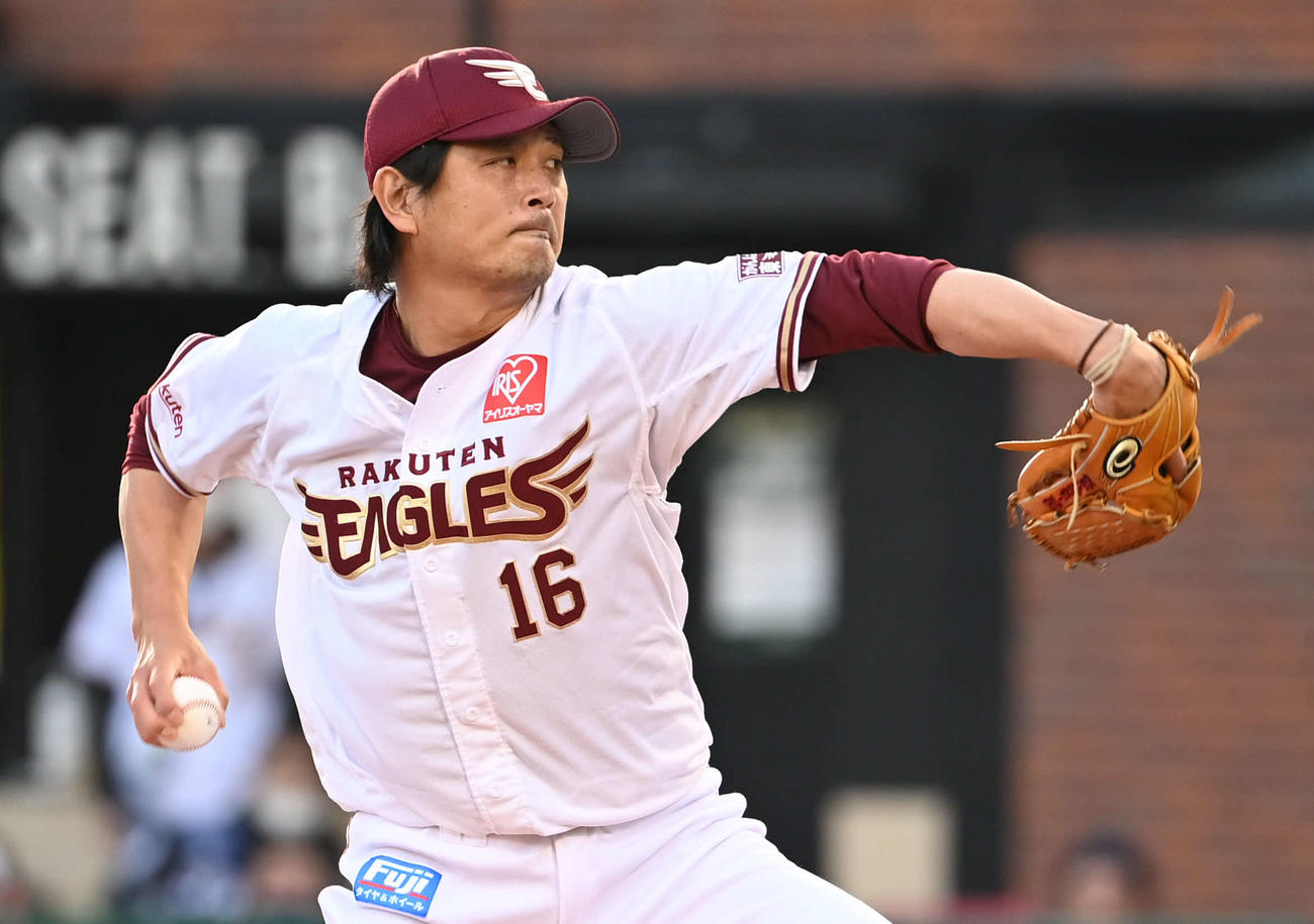 楽天対西武　楽天4番手で登板する涌井（撮影・山崎安昭）