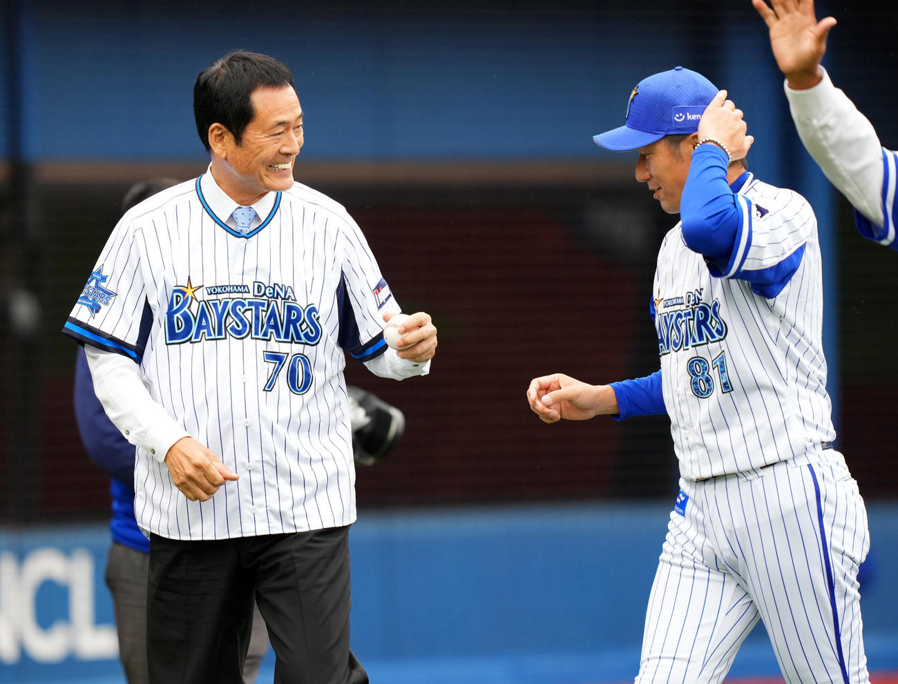 DeNA対ヤクルト　試合前セレモニーを終え、言葉を交わすDeNA三浦監督（右）と中畑清氏（撮影・横山健太）