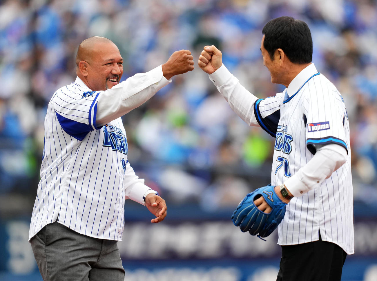 DeNA対ヤクルト　試合前セレモニーを終え、タッチを交わすラミレス氏（左）と中畑清氏（撮影・横山健太）