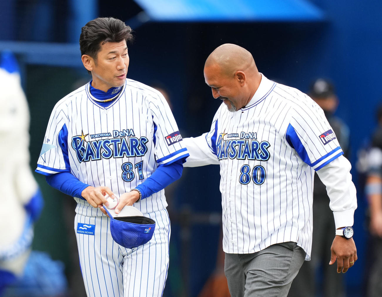 DeNA対ヤクルト　試合前セレモニーを終え、言葉を交わすDeNA三浦監督（左）とアレックス・ラミレス氏（撮影・横山健太）