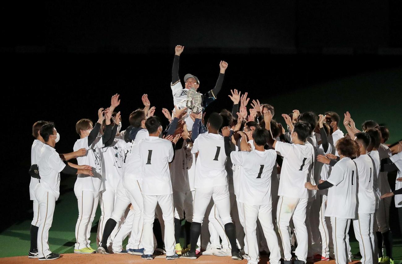 日本ハム対オリックス　引退セレモニーでナインから胴上げされる斎藤（撮影・黒川智章）