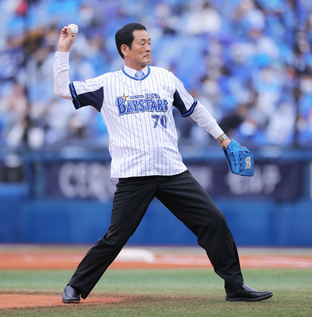 DeNA対ヤクルト　試合開始前、DeNA10周年記念イベントでラミレス氏に投球する中畑氏（撮影・河田真司）