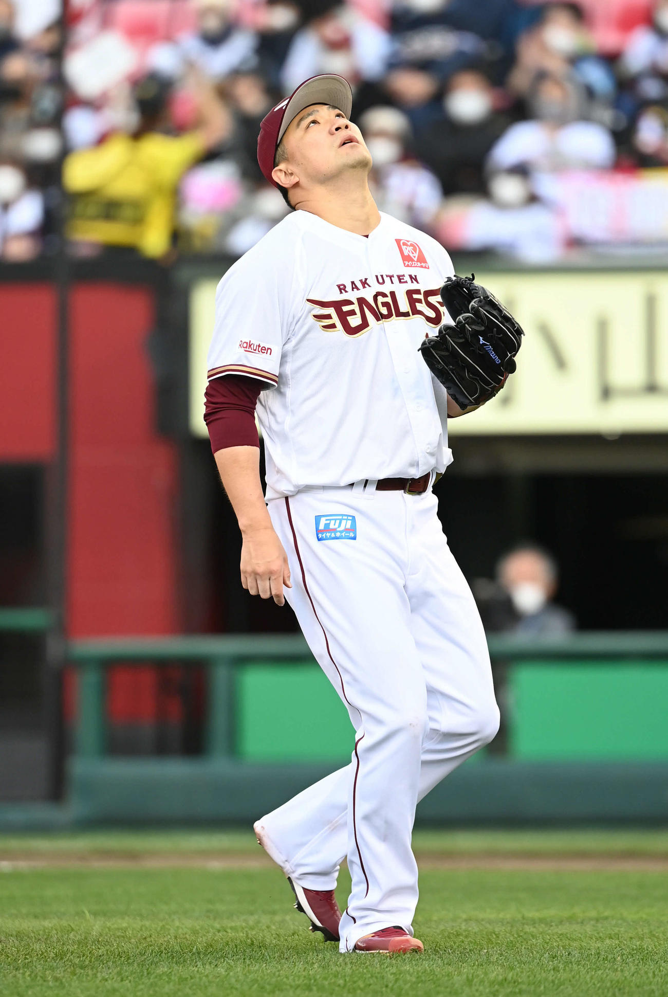 楽天対西武　4回表西武2死一、二塁、川越に適時打を許して肩を落とす田中将（撮影・山崎安昭）