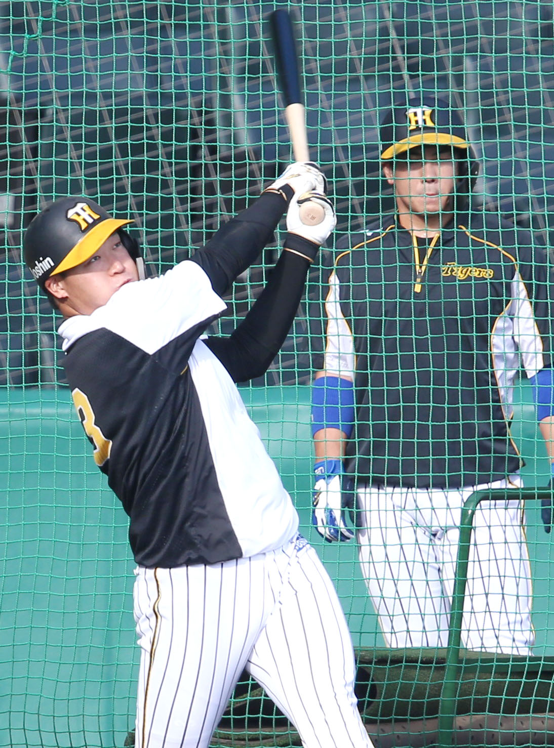 阪神対広島　試合前、フリー打撃する大山。右は梅野（撮影・上山淳一）