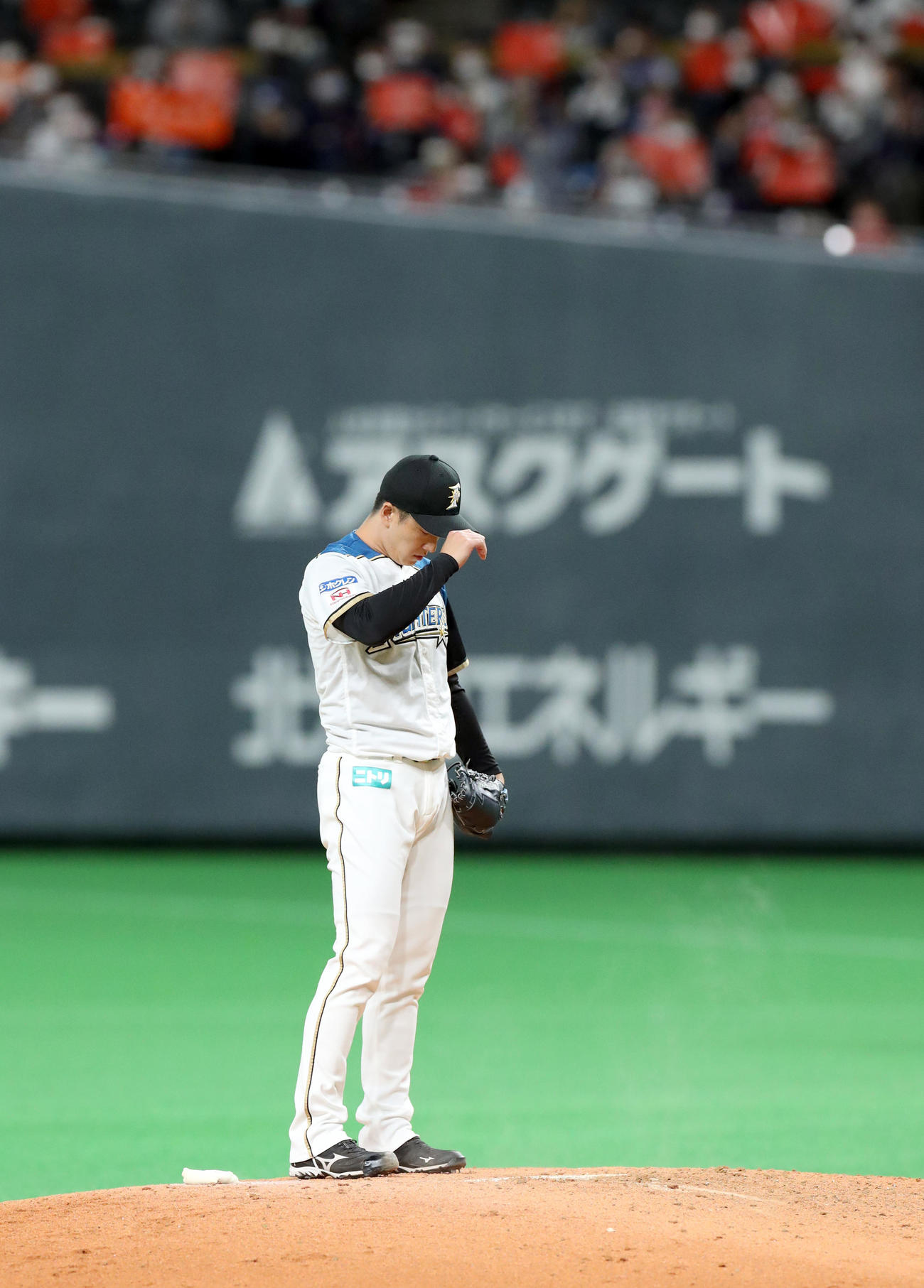 日本ハム対オリックス　マウンドでうつむく日本ハム斎藤（撮影・佐藤翔太）