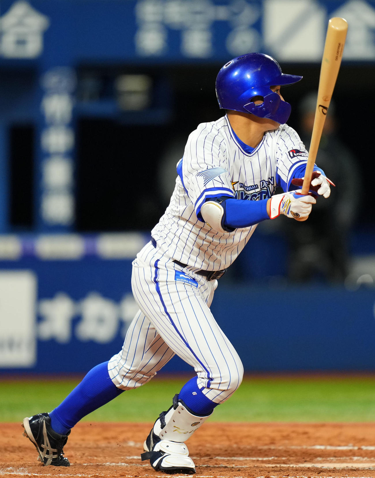 DeNA対ヤクルト　7回裏DeNA2死、投強襲内野安打を放つ森（撮影・横山健太）