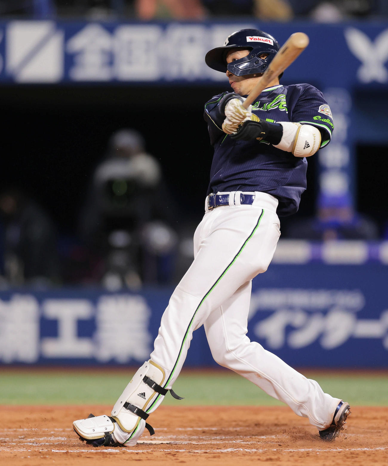 DeNA対ヤクルト　9回表ヤクルト1死一、三塁、左越え3点本塁打を放つ山田（撮影・河田真司）