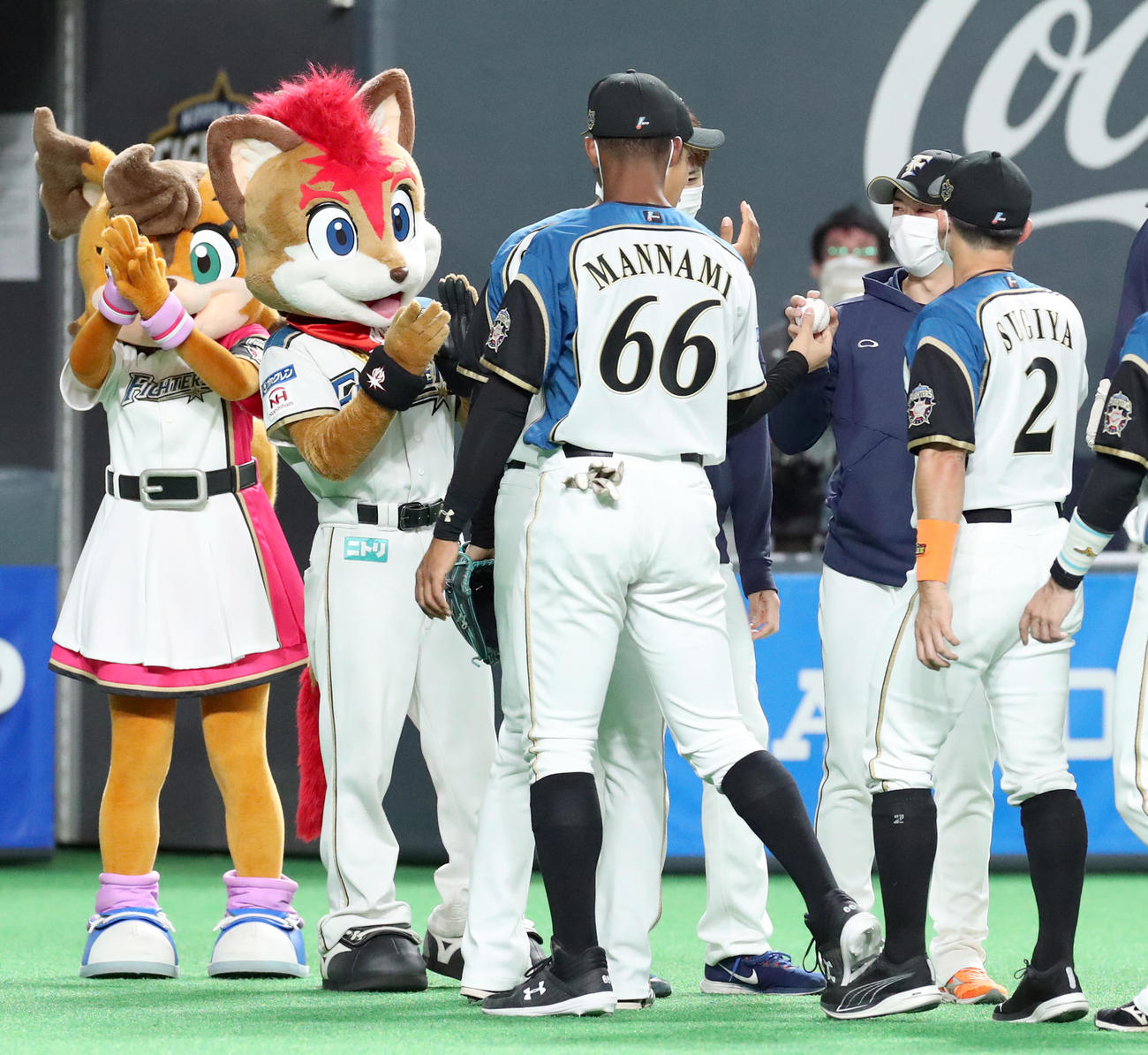 日本ハム対オリックス　試合終了後、日本ハム杉浦からウイニングボールを受け取る斎藤（右奥）（撮影・佐藤翔太）