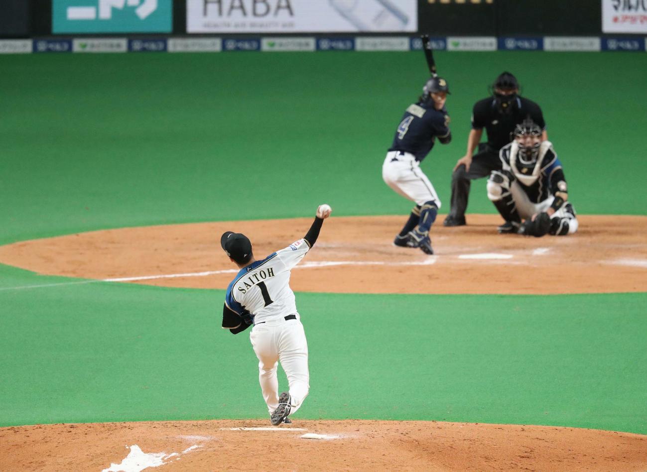 日本ハム対オリックス　7回表、現役最後の投球をする斎藤（撮影・黒川智章）