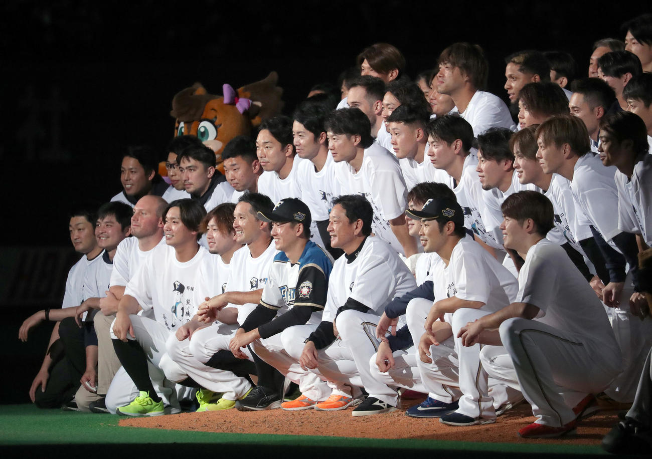 日本ハム対オリックス　引退セレモニーで記念撮影をする日本ハム斎藤（下段中央）とナイン（撮影・佐藤翔太）