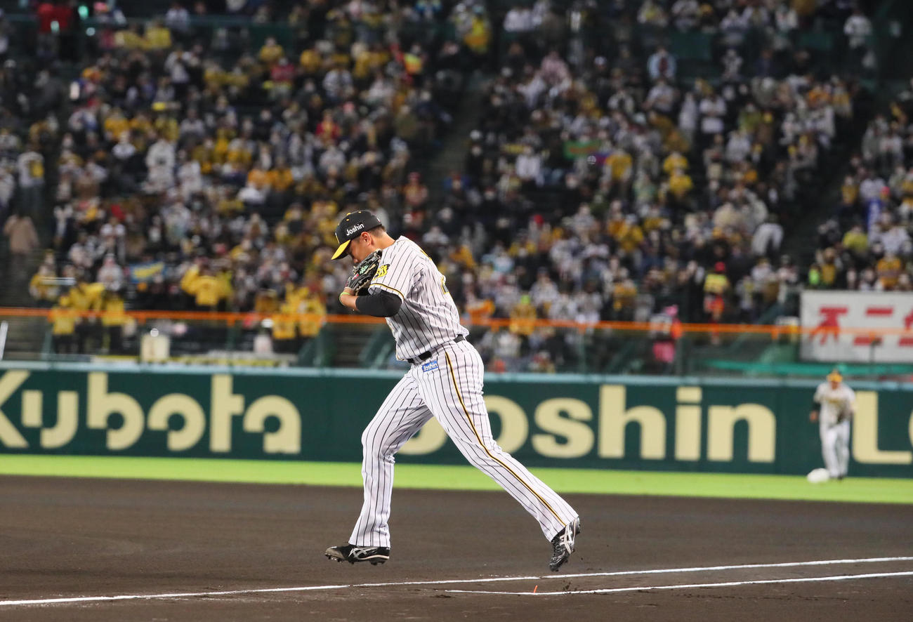 阪神対広島　1回表、マウンドに向かう秋山（撮影・宮崎幸一）