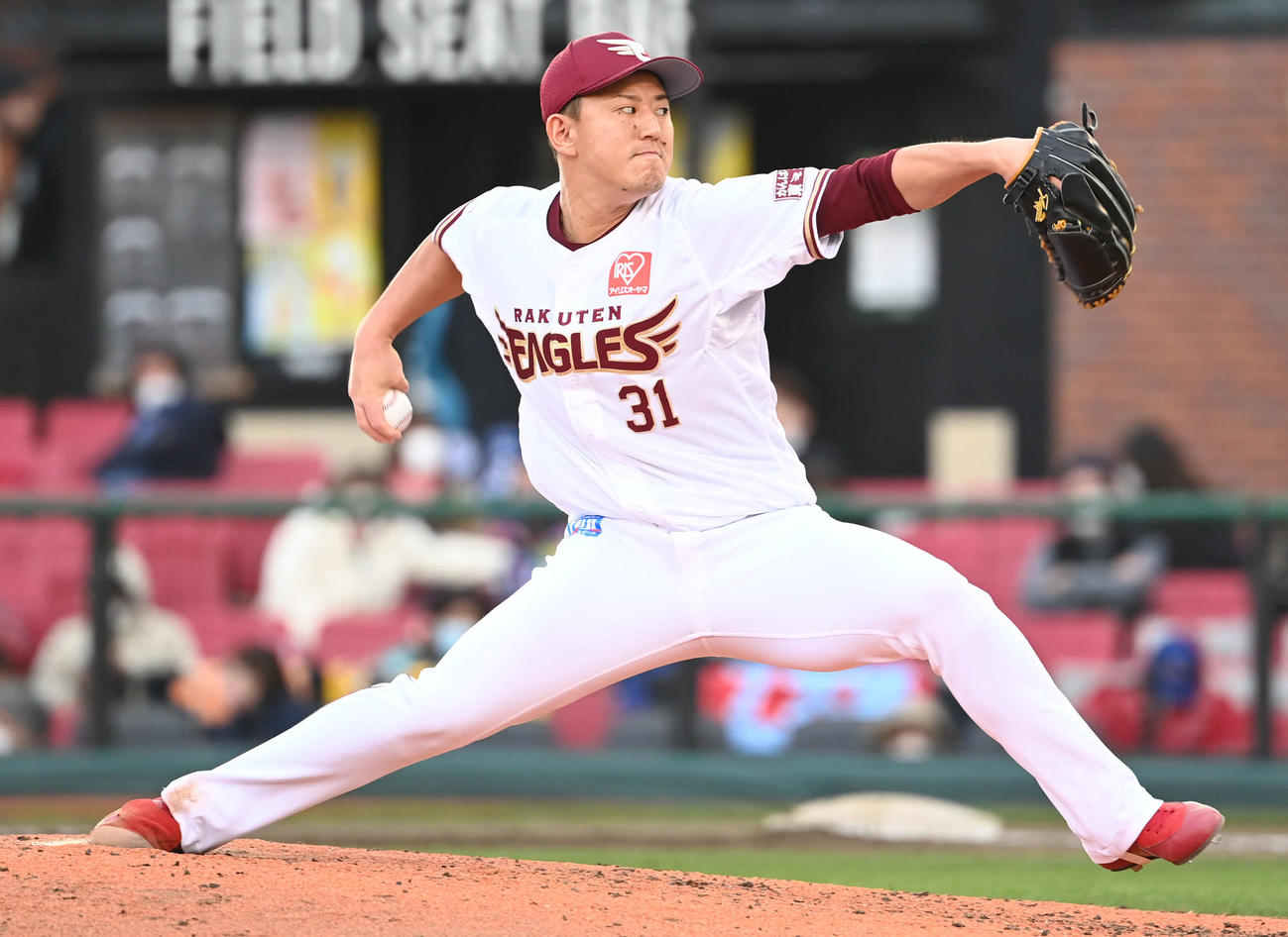 楽天対西武　楽天3番手で登板する福井（撮影・山崎安昭）