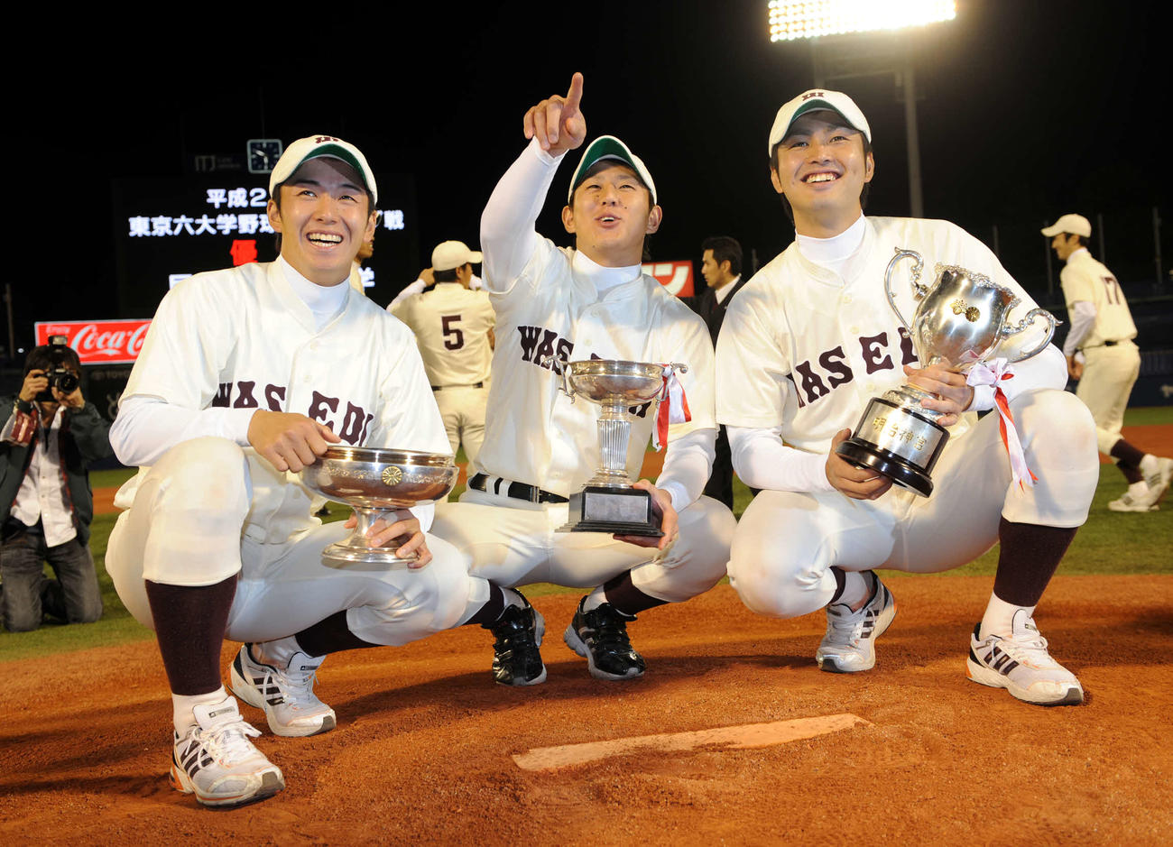 2010年11月3日、東京6大学秋季リーグ戦で優勝し、神宮球場のマウンドで記念撮影する早大の、左から斎藤佑樹、福井優也、大石達也