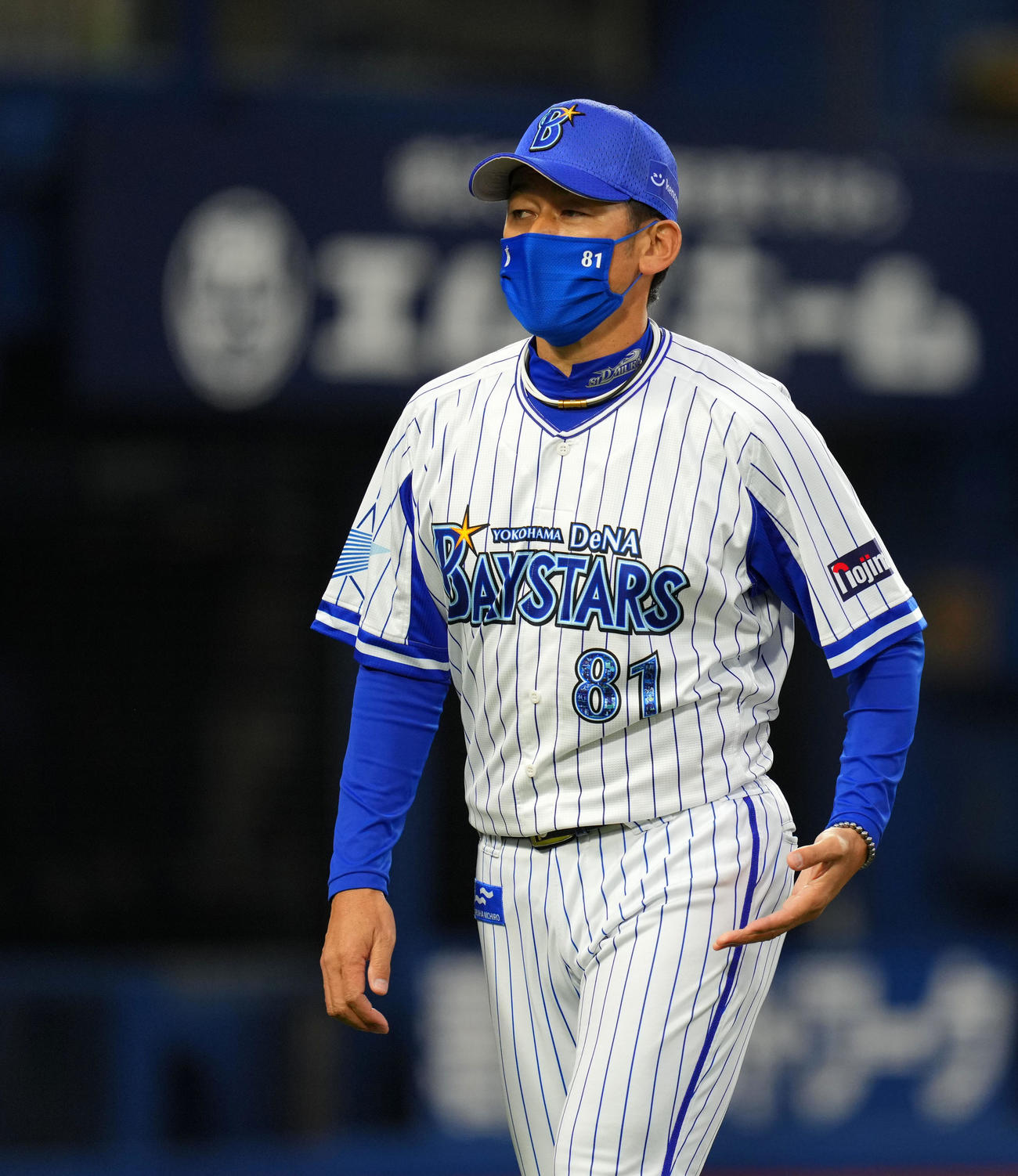 DeNA対ヤクルト　7回表途中、投手交代を告げる三浦監督（撮影・横山健太）