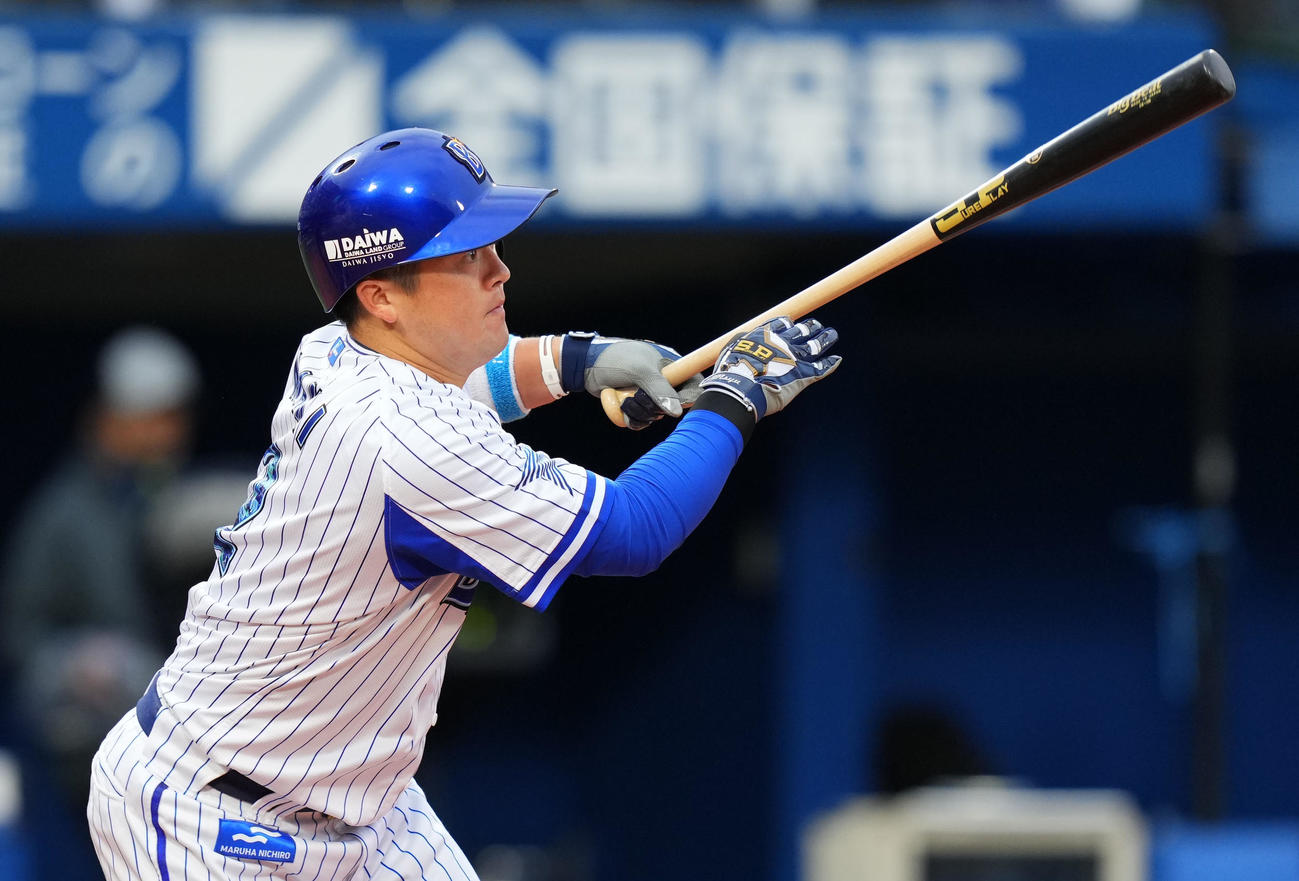 DeNA対ヤクルト　4回裏DeNA無死、右前打を放つ牧（撮影・横山健太）