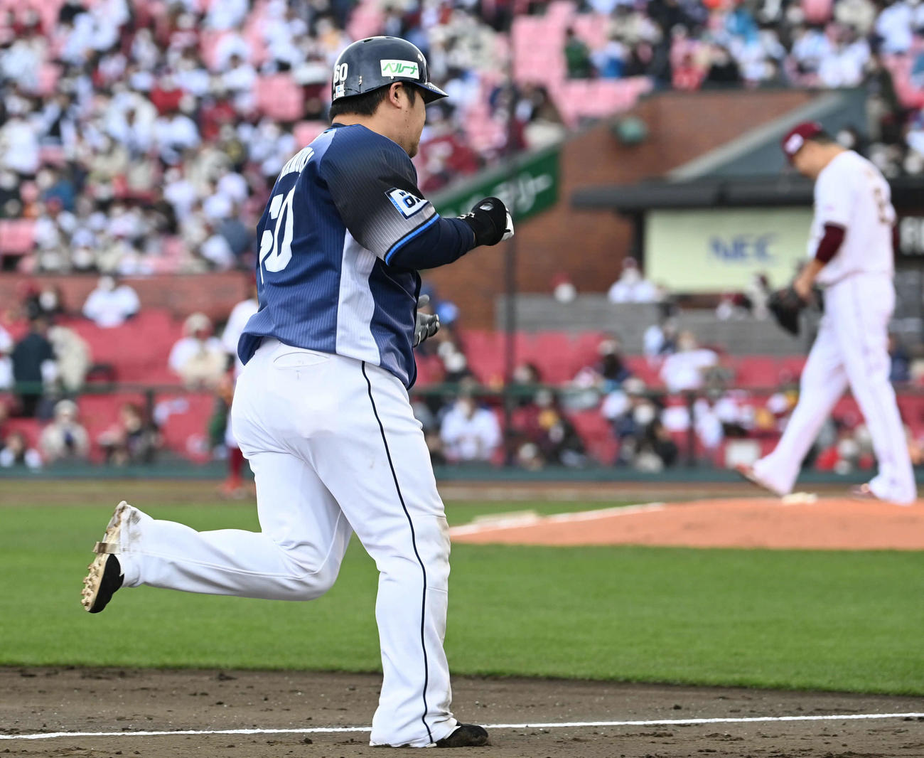 楽天対西武　5回表西武2死二塁、2点本塁打を放ちダイヤモンドを回る中村。投手田中将（撮影・山崎安昭）