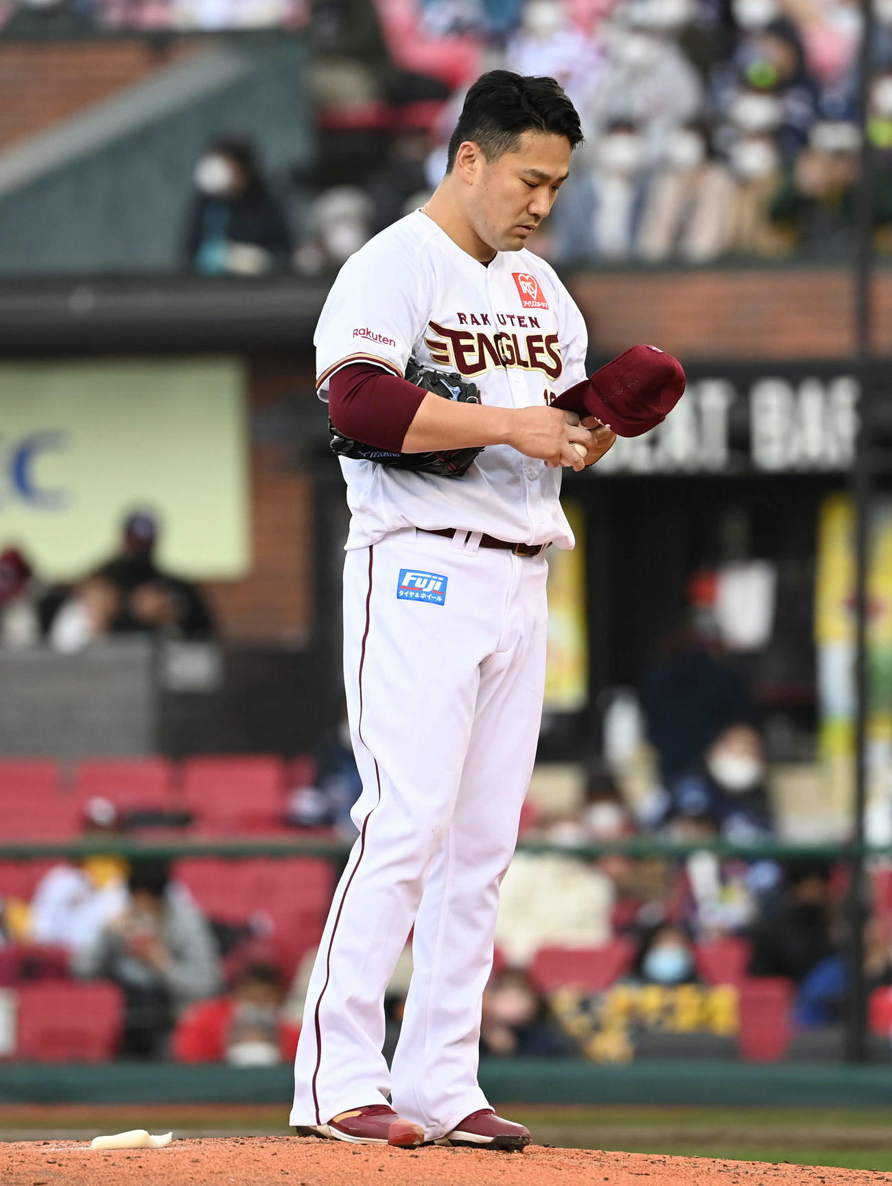 楽天対西武　5回表西武2死二塁、中村に2点本塁打を許して立ち尽くす田中将（撮影・山崎安昭）