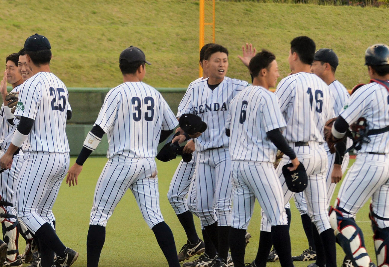 7回コールド勝ちでハイタッチする仙台大ナイン（撮影・佐藤究）