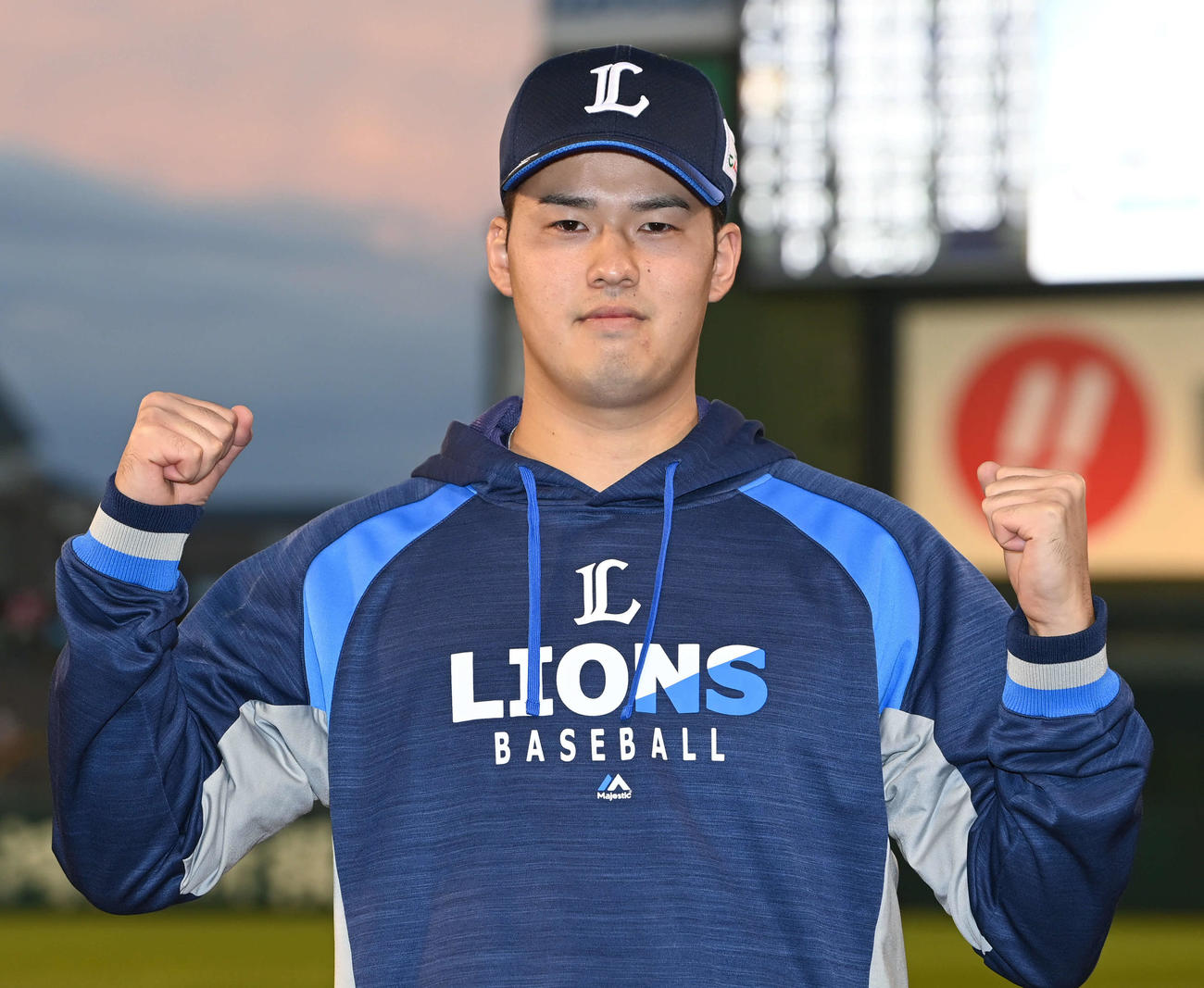 楽天対西武　4勝目を挙げてポーズを決める西武渡辺（撮影・山崎安昭）