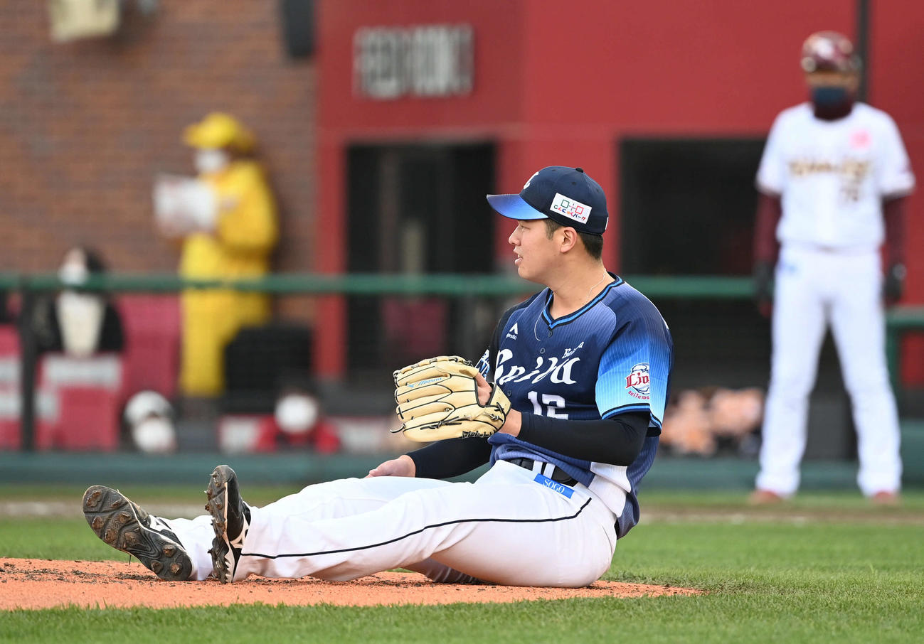 楽天対西武　6回裏楽天2死一塁、岡島豪郎の中前打をよけて尻もちをつく渡辺（撮影・山崎安昭）