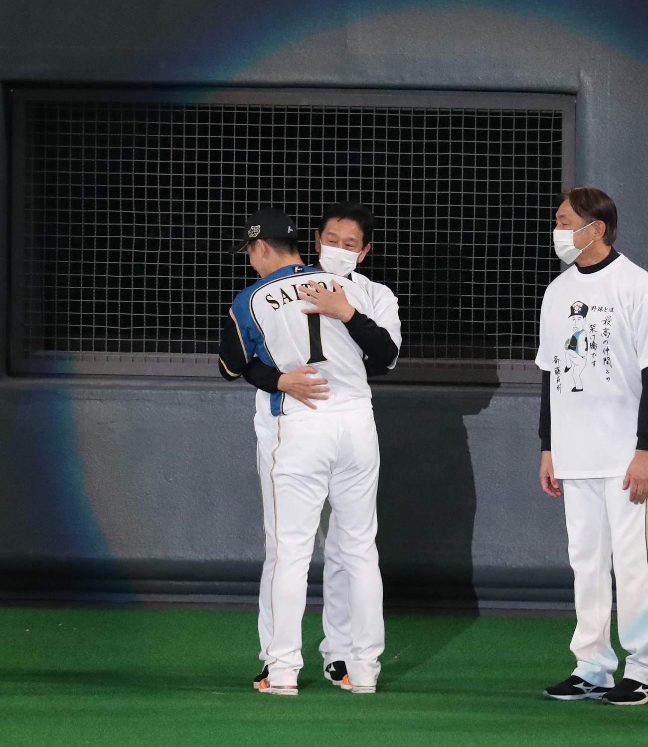 引退セレモニーで栗山監督と抱き合う斎藤（撮影・黒川智章）