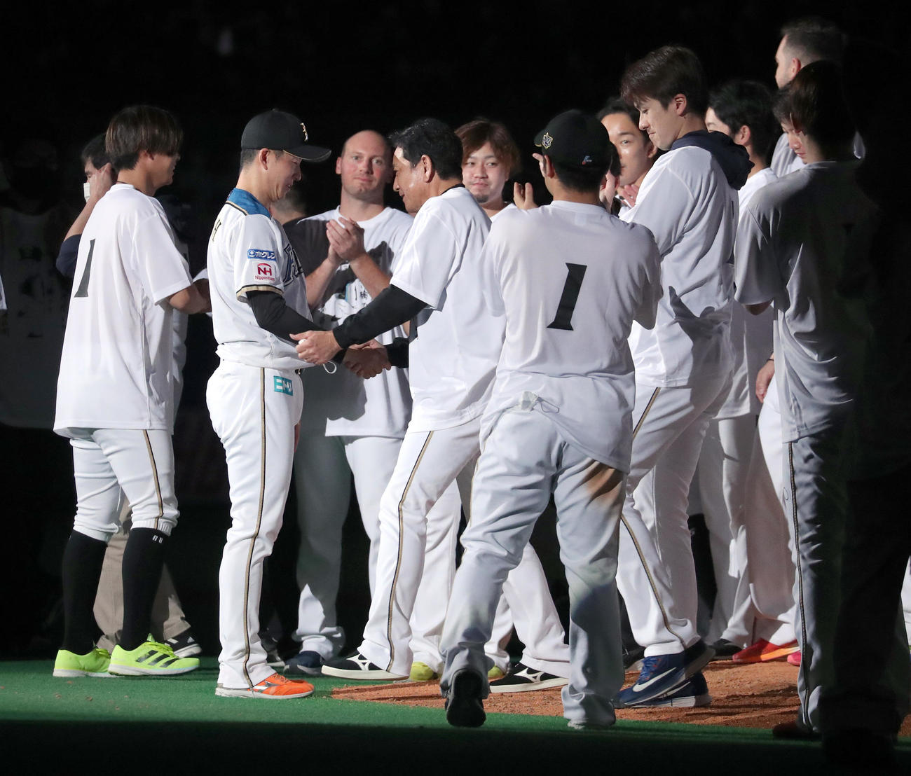 日本ハム対オリックス　引退セレモニーで握手を交わす日本ハム斎藤（左から2人目）と栗山監督（撮影・佐藤翔太）