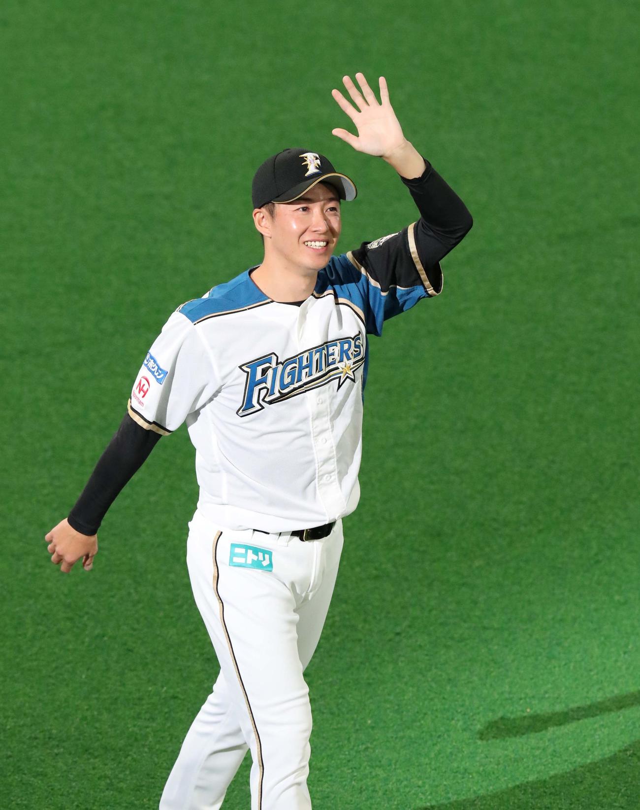 引退セレモニーでスタンドに手を振る斎藤（撮影・黒川智章）