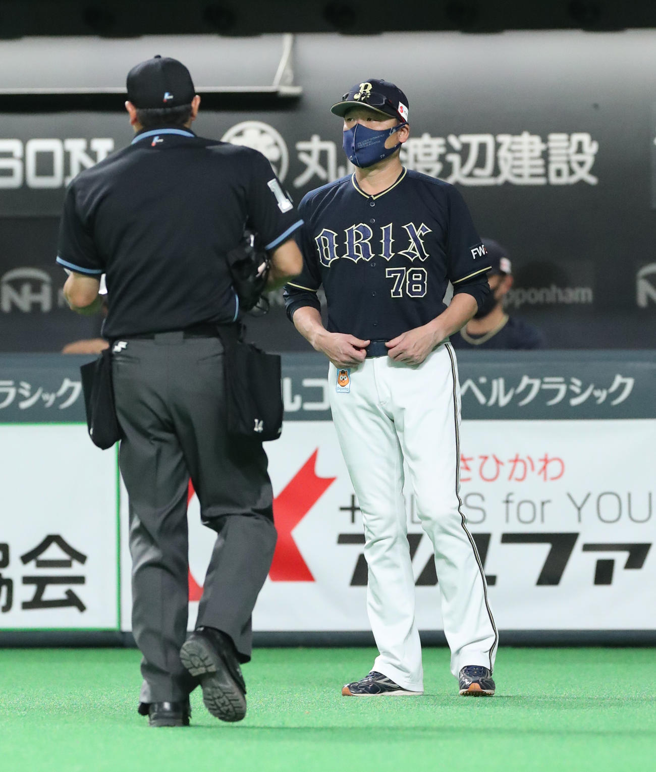 日本ハム対オリックス　選手交代を告げるオリックス中嶋監督（撮影・佐藤翔太）