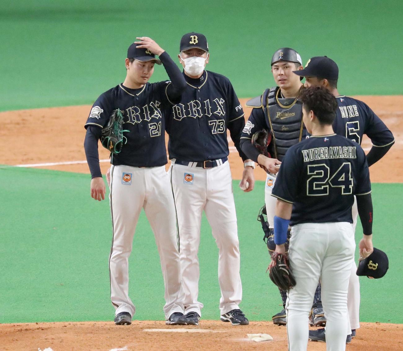 日本ハム対オリックス　4回途中で降板する竹安（左）（撮影・黒川智章）