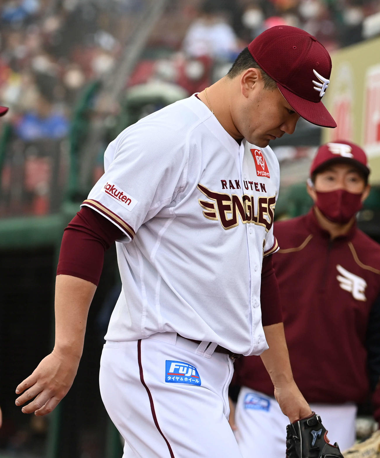 楽天対西武　5回途中、険しい表情で降板する田中将（手前）（撮影・山崎安昭）
