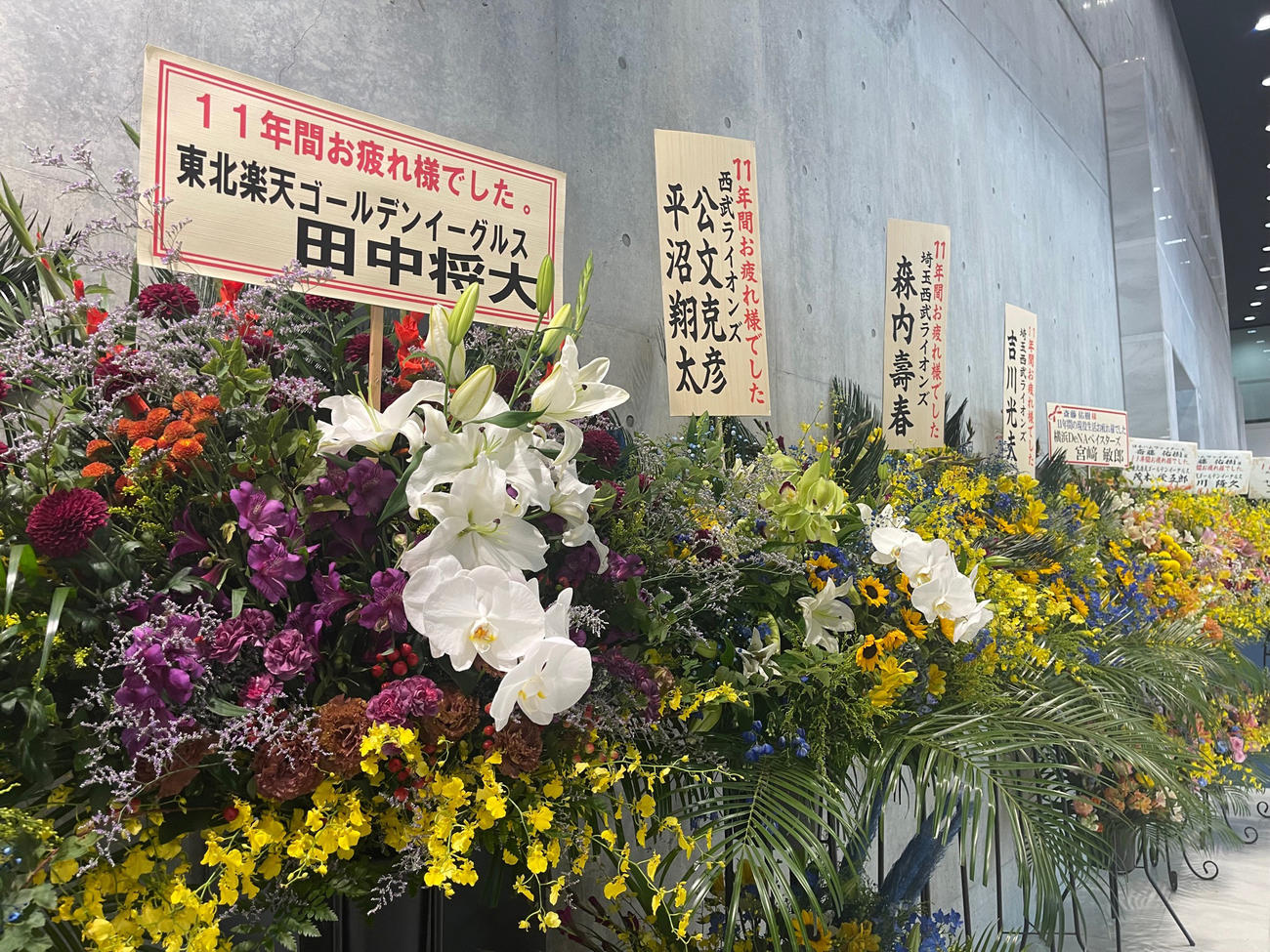 楽天田中将から引退する日本ハム斎藤に花が贈られる（代表撮影）