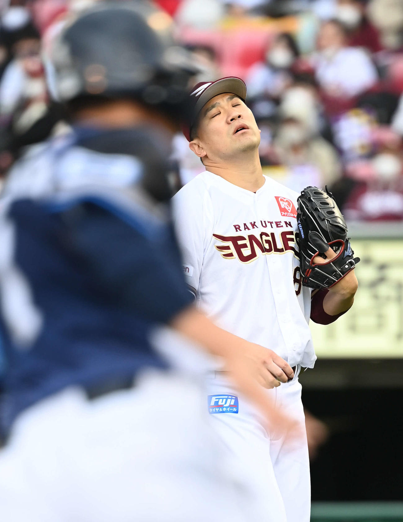 楽天対西武　4回表西武2死一、二塁、川越に適時打を許して肩を落とす田中将（撮影・山崎安昭）