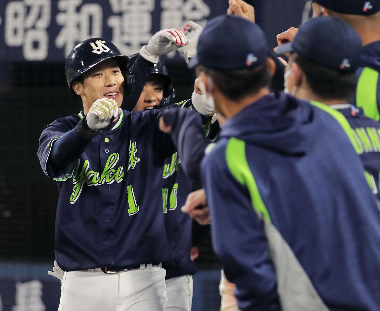 DeNA対ヤクルト　9回表ヤクルト1死一、三塁、左越え3点本塁打で生還し、ベンチでナインに迎えられる山田（撮影・河田真司）