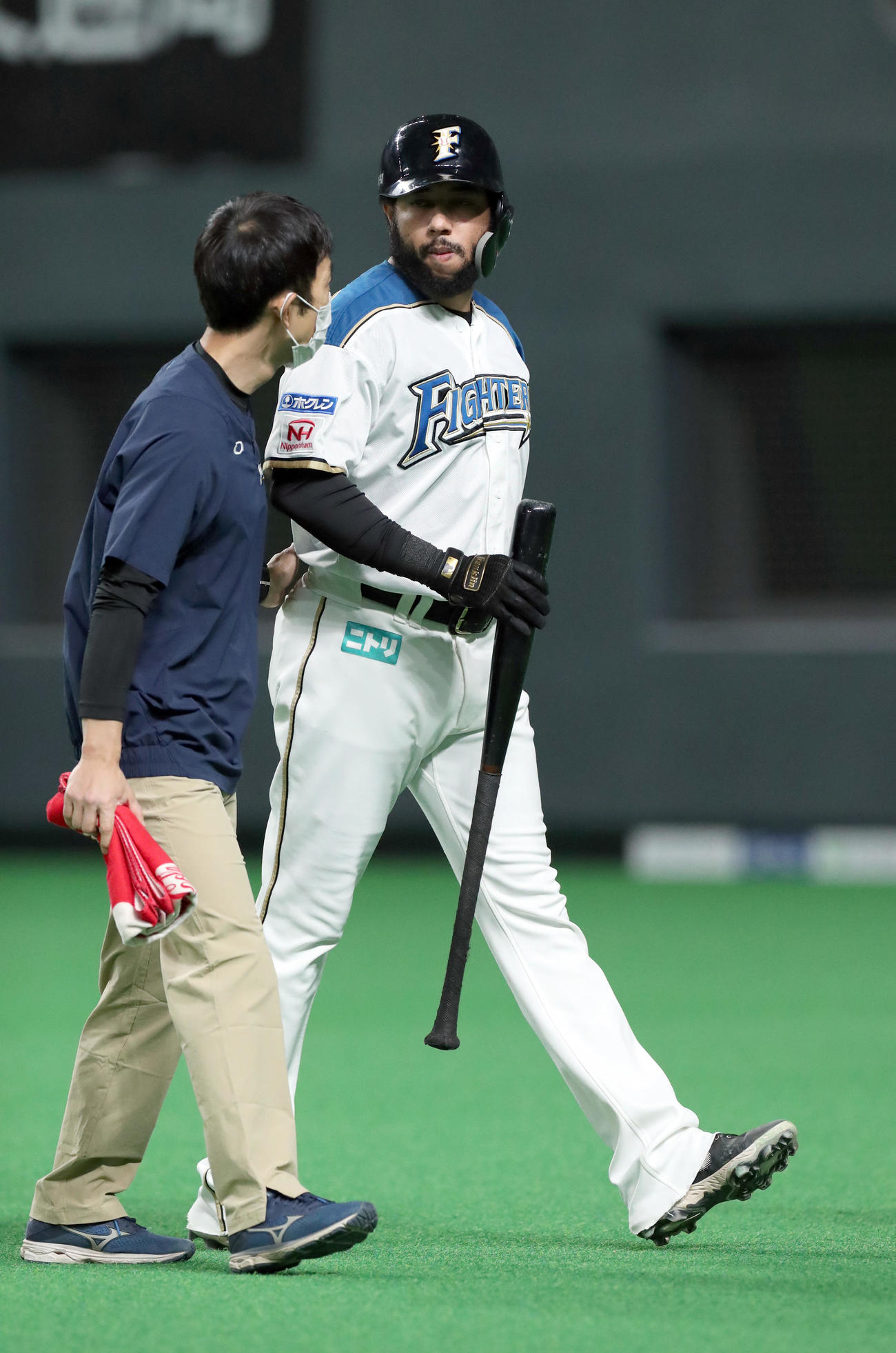 日本ハム対オリックス　4回裏日本ハム無死、ベンチに下がるR・ロドリゲス（撮影・佐藤翔太）