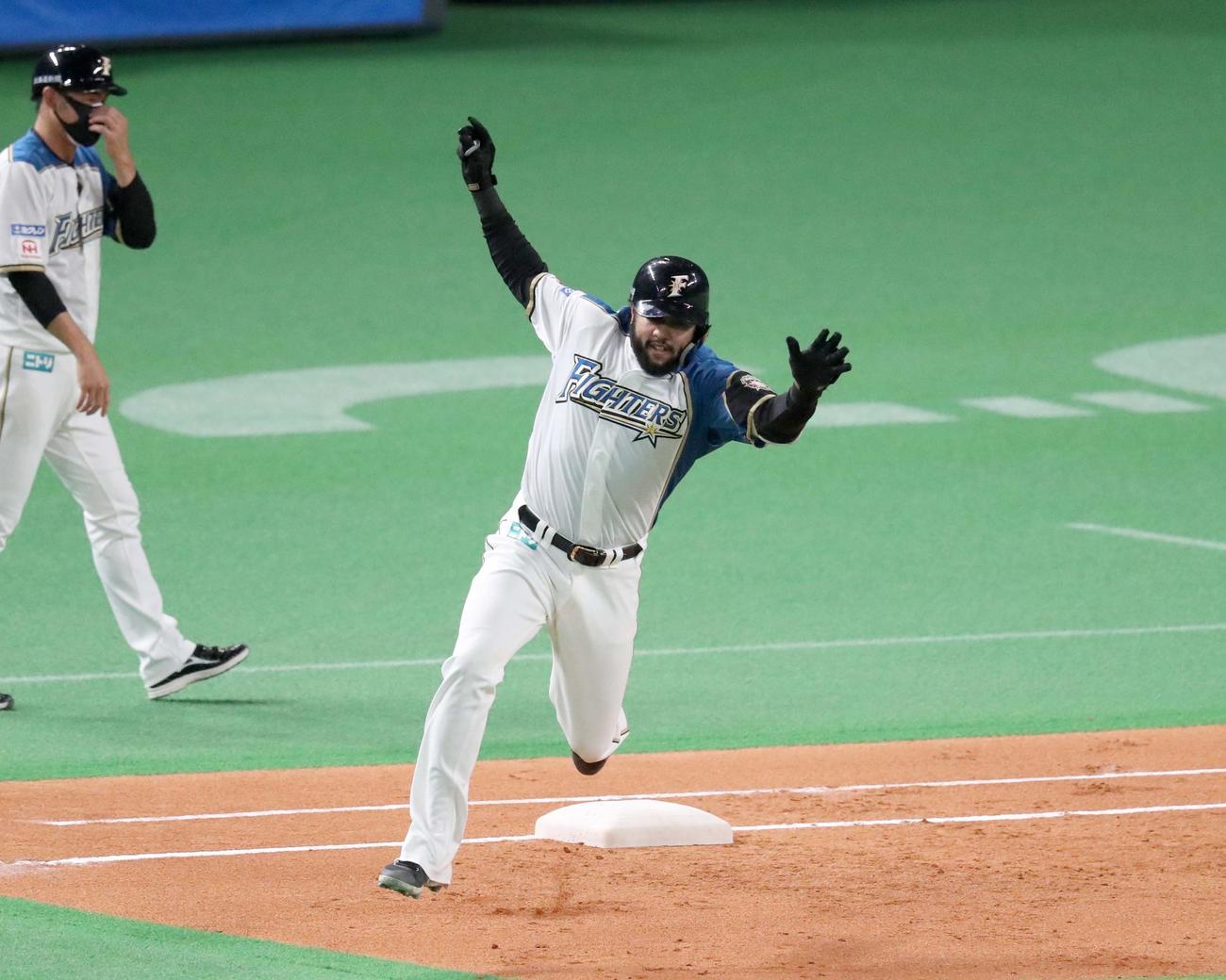 日本ハム対オリックス　2回裏日本ハム1死一塁、左翼線に適時二塁打を放ったR・ロドリゲスは一塁を回ったところで足を痛める（撮影・黒川智章）