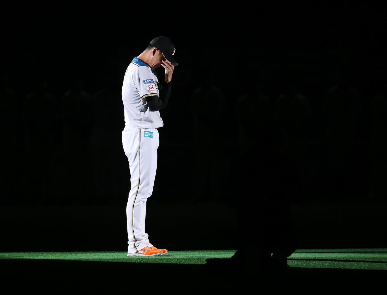 日本ハム対オリックス　引退セレモニーで涙をこらえる日本ハム斎藤（撮影・佐藤翔太）