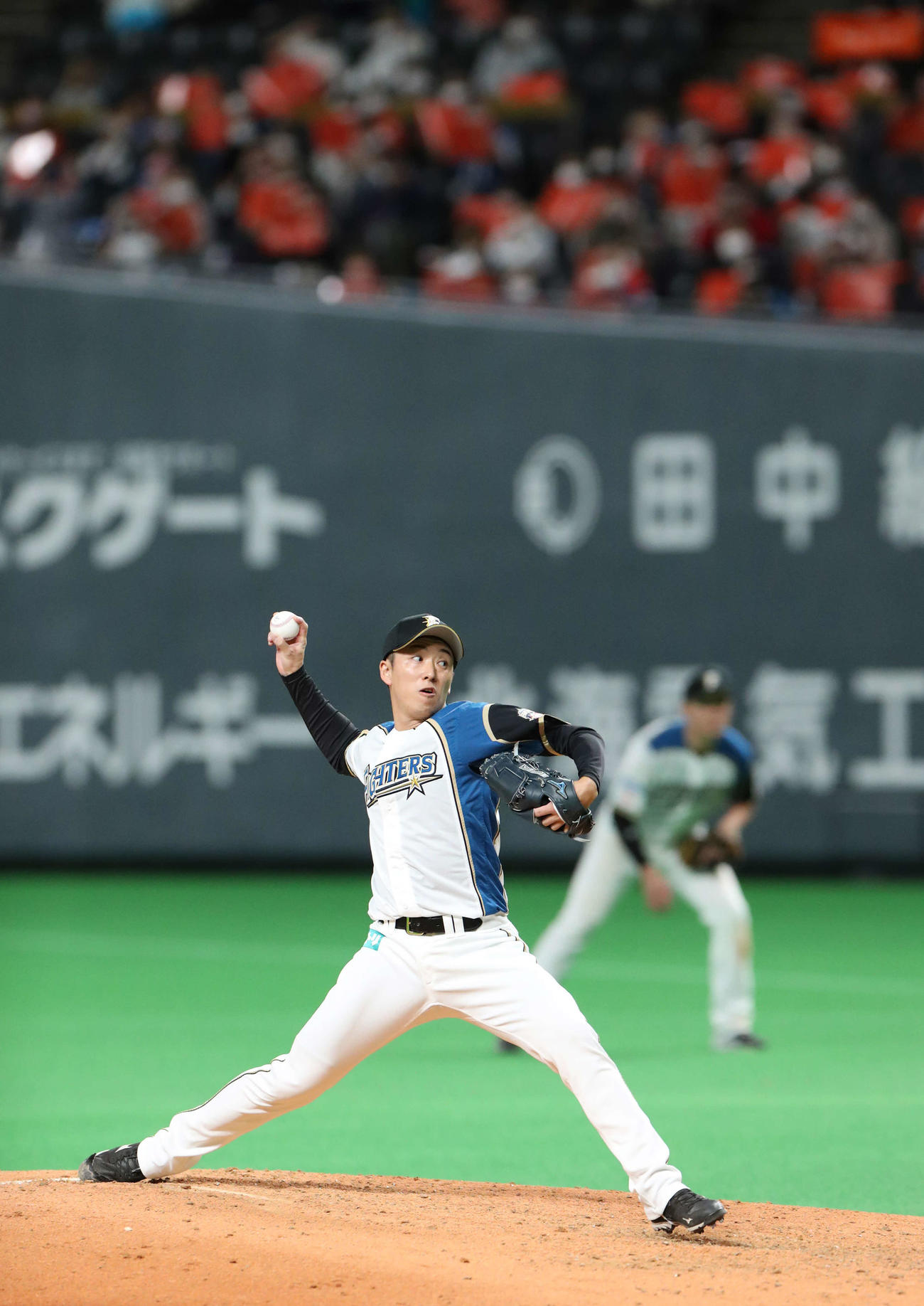 日本ハム対オリックス　7回に登板する日本ハム斎藤（撮影・佐藤翔太）